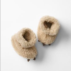 Baby Gap bear claw Sherpa booties 3-6 mo